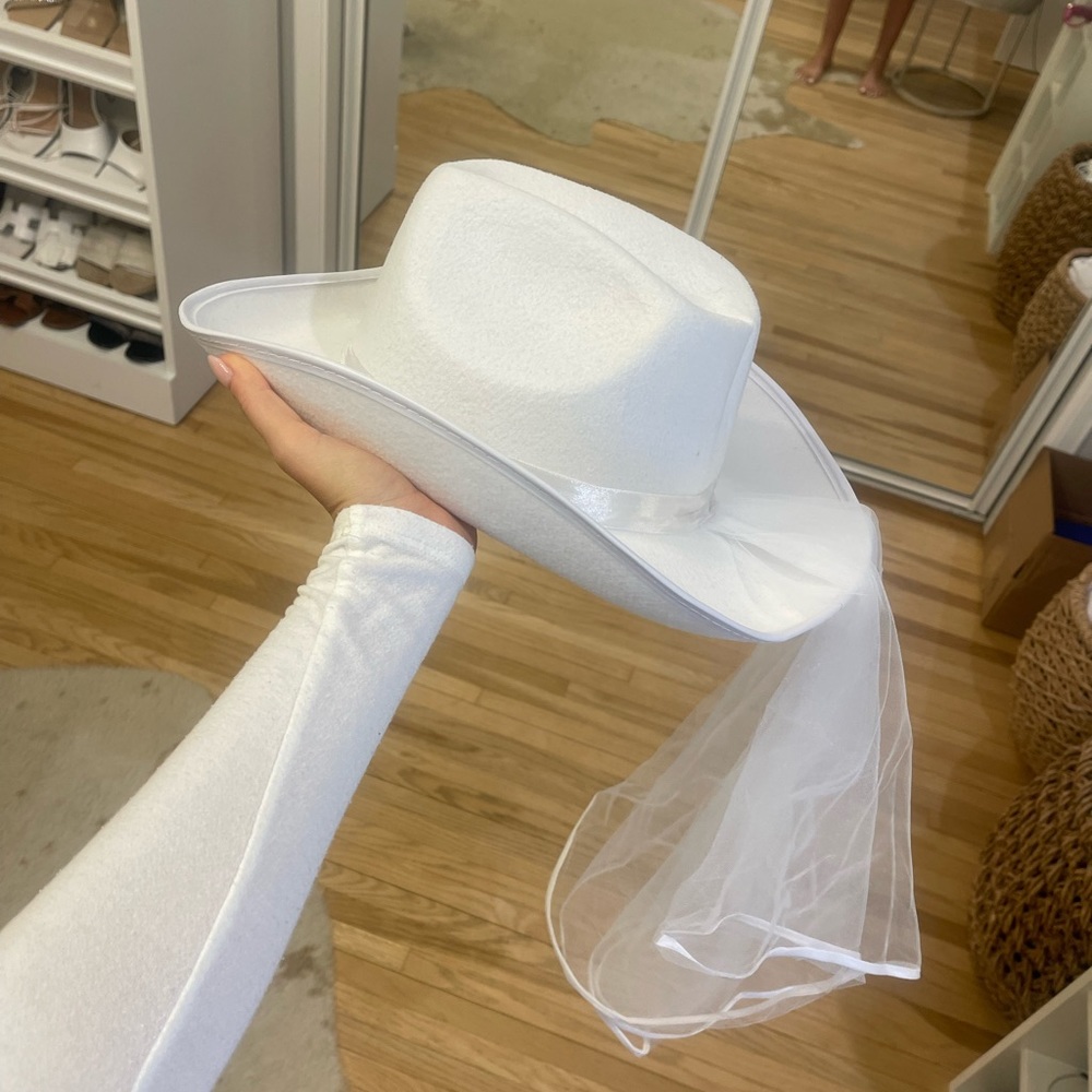 Bridal cowboy hat with veil